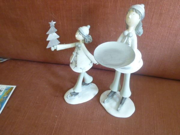 Figurines: 2 Eisläuferinnen Keramik – D'occasion à Hinwil par Glasperlen