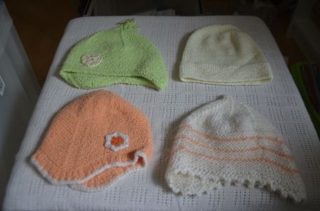 TAILLE 68 - 4 BABY MUTZE NEU (A)