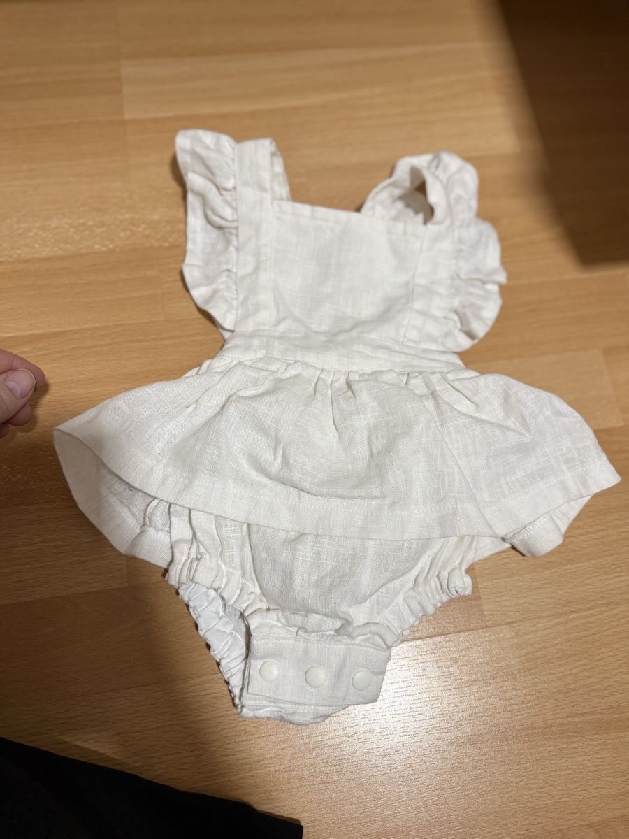 Tute: White Linen Baby Romper – Nuovo (secondo la descrizione) da Ueberstorf venduto da man_p2fy