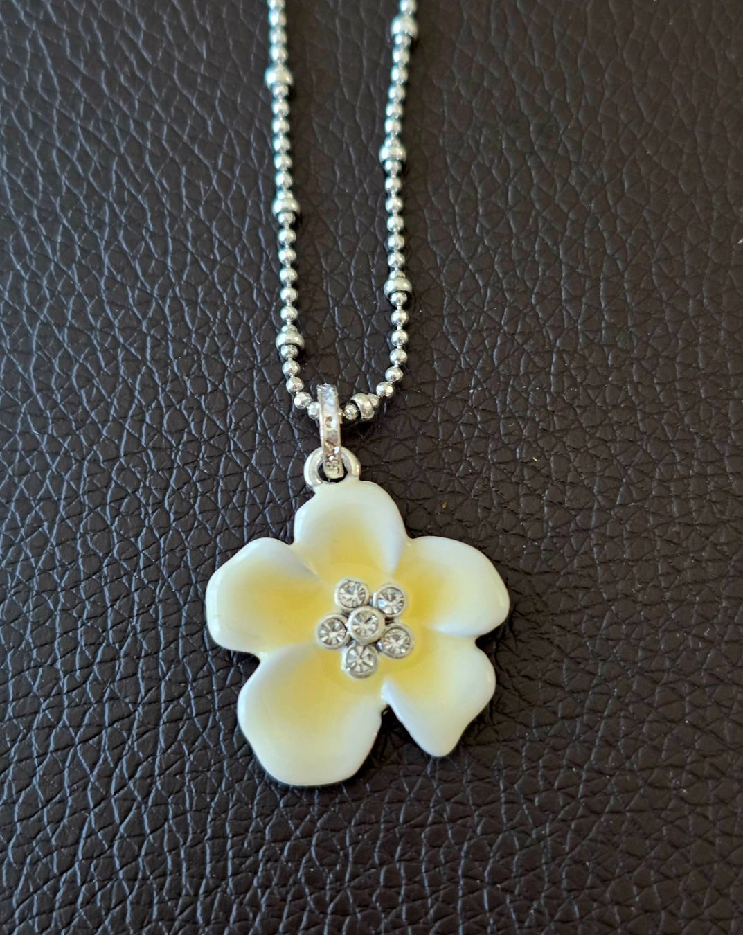 Colliers: Designkette mit Blumenanhänger - A&C neu – Neuf avec emballage d'origine à Uetikon am See par Springdream 2
