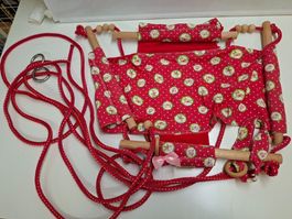 Kinderschaukel rot mit Blumenmuster und Holzgriffen, neu