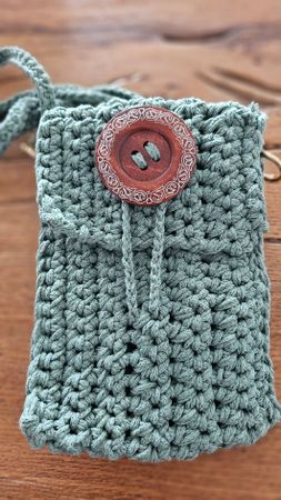 Handytasche mit grossem Knopf, robust und handgefertigt
