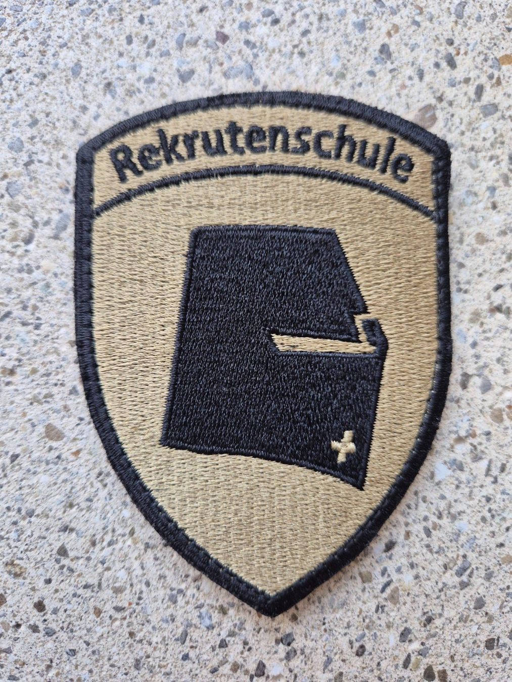 Schweizer Armee Placchette & Badge: *** Badge Panzer Rekrutenschule mit klett *** – Nuovo e nell'imballaggio originale da Riedholz venduto da fr_sIruP