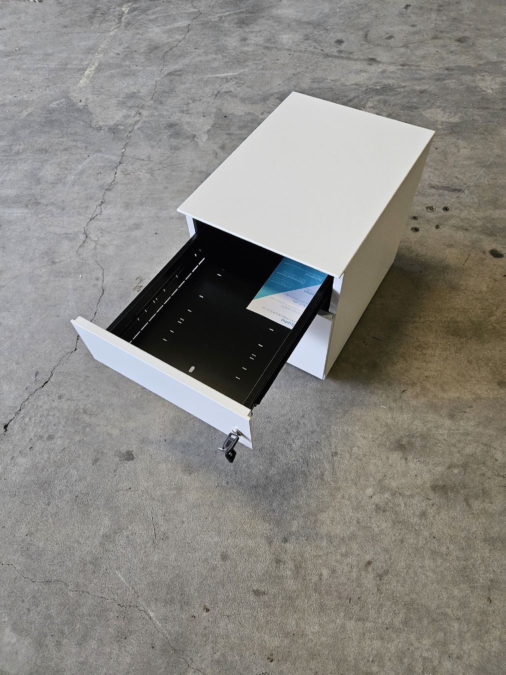 Banconi: Bisley weisser Rollcontainer mit abschliessbaren Schubladen – Nuovo (secondo la descrizione) da Brittnau venduto da Lexmark77 2