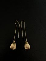 Longues boucles dorées cabochon en verre vert