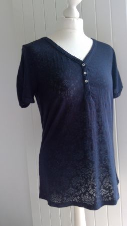 T-shirt bleu marine motifs C&A, taille M