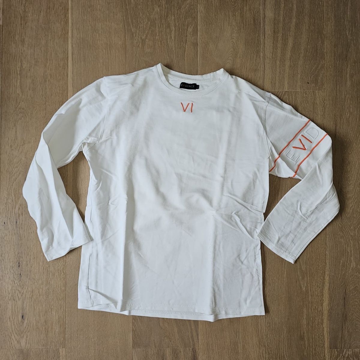T-shirt: Long Sleeve White Top - Preloved Winter Essential! – Usato da Basel venduto da anw_kks6