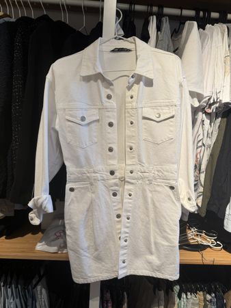Weisses Zara Jeanskleid Grösse S - perfekt für den Frühling!