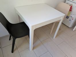 Ausziehbarer Holztisch