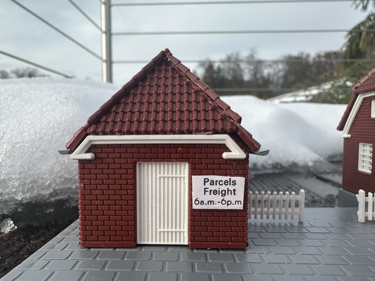 Modelleisenbahnen: Heljan 1750 Railway Station LANGESØ – Neu (gemäss Beschreibung) aus Lupsingen von New-Haven 1