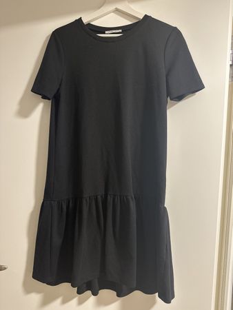 Schwarzes Kleid mit Rüschen Gr. S - elegant und bequem