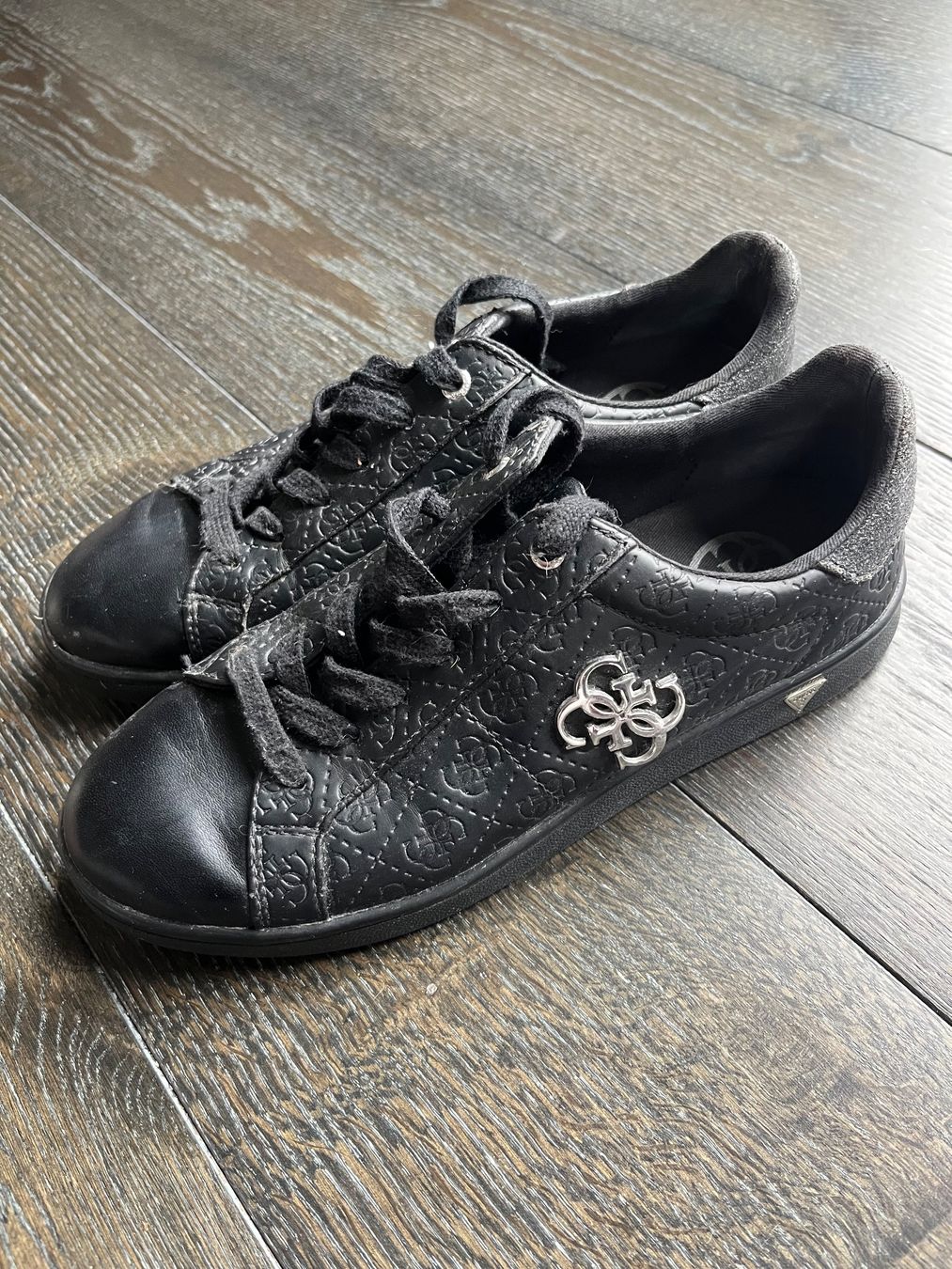 Guess Scarpe da donna: Baskets Guess t. 38 – Usato da Posieux venduto da evs_57x2