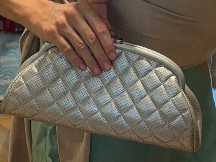 Chanel Taschen für Damen: Chanel silver timeless classic clutch – Gebraucht aus Rüschlikon von Tey_sl 4