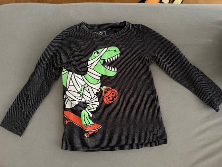 Cooles Halloween Shirt, Langarm, Grösse 110, Dino 🎃🛹!