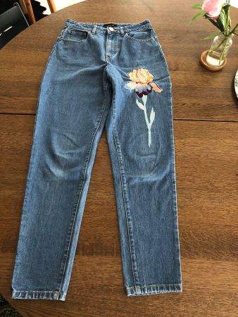 LOST INK Jeans Mom with Flower Embroidery 38