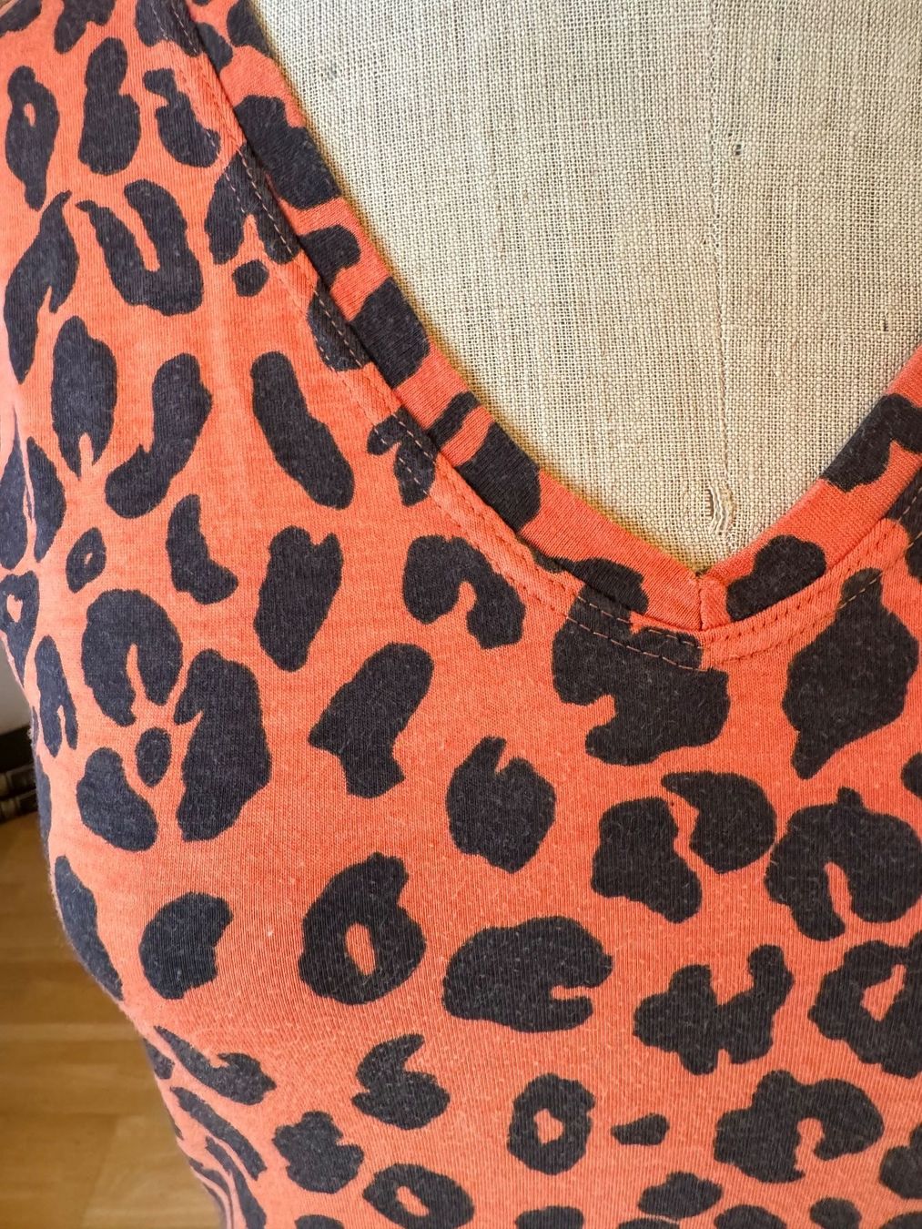 Tops: Orangefarbenes Leopardentop V-Ausschnitt Gr. S/M – Gebraucht aus Stäfa von Mofi8712 1