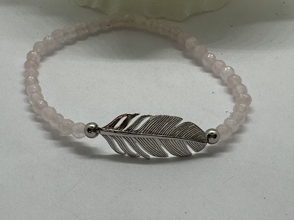 Bracciali & Braccialetti: Rosenquarz Armband mit Feder – Nuovo e nell'imballaggio originale da Niederglatt ZH venduto da Silberschmuck-design