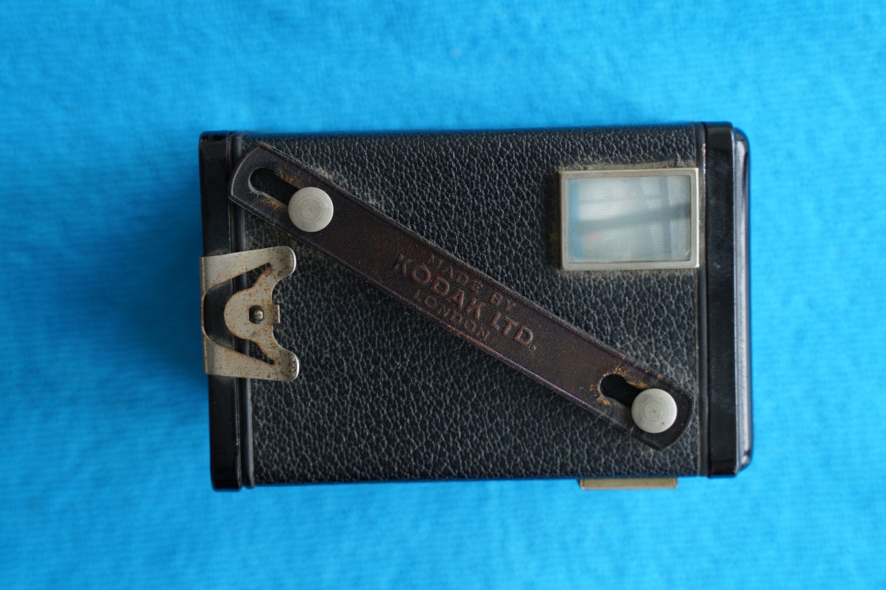 Kodak Kamera: Kodak Brownie Junior Six 20 + Hülle – Defekt aus Dagmersellen von sim_zqh8 4