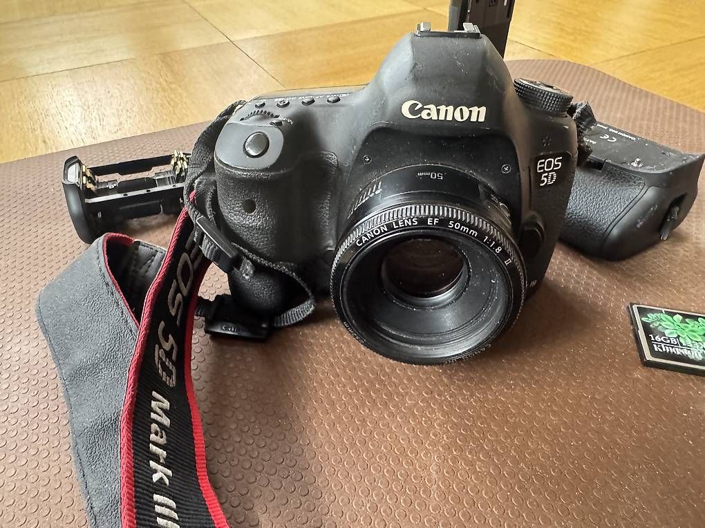 Canon Fotocamera: Canon EOS 5D Mark III Set + 50mm 1.8 + Battery Grip – Usato da Basel venduto da Toro_Strom 2