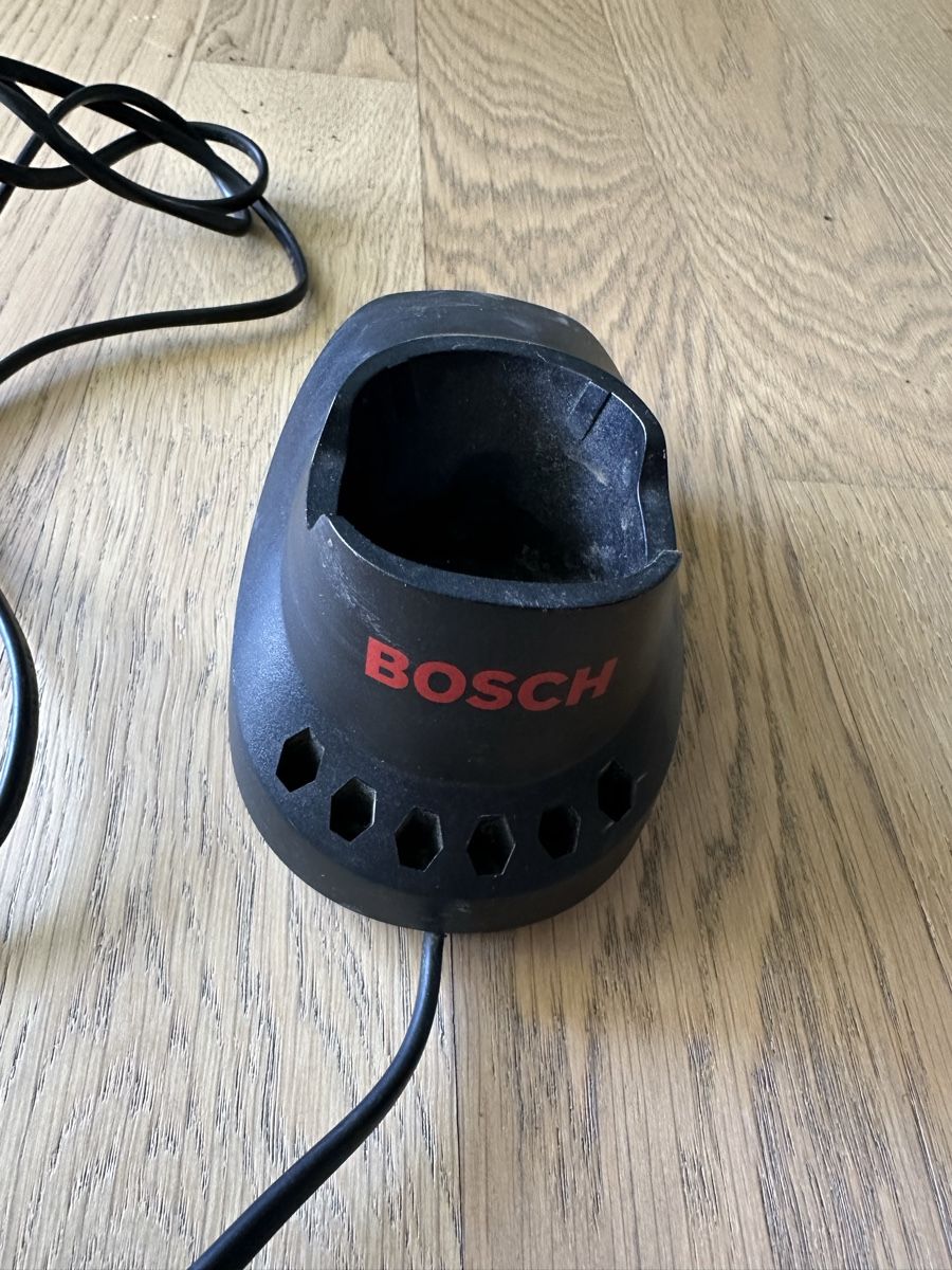 Bosch Caricabatterie: Bosch Ladestation PSR 7,2 LI Li-lon Mini – Usato da Zürich venduto da 183_hk22 1