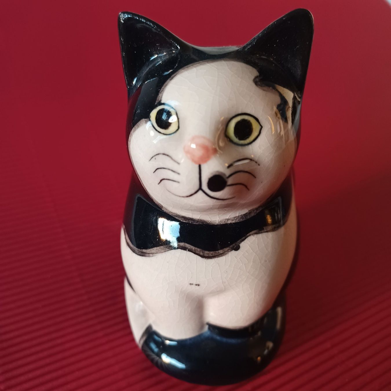 Figuren: KATZE. Keramik . Glasierte Miezekatze wartet ... – Gebraucht aus Zürich von Bellabo