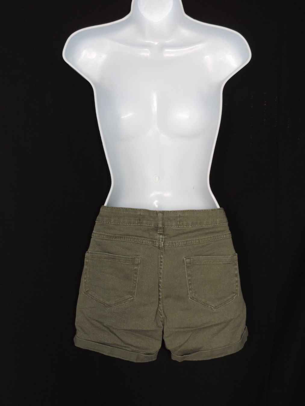 Pantalons: short vert kaki – D'occasion à Genève par Axelle333 8