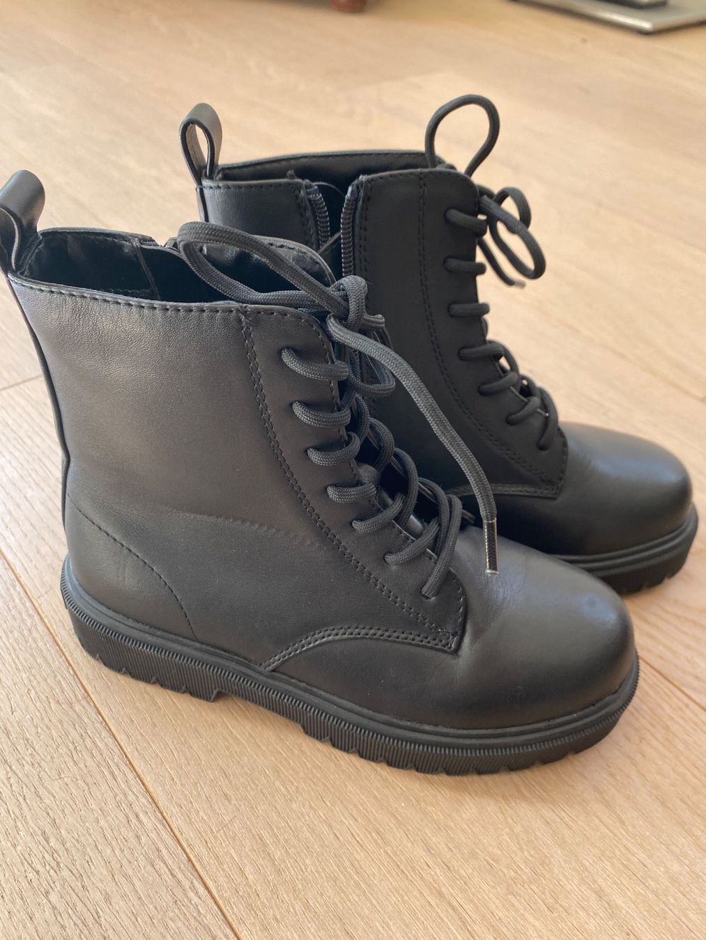Mango Scarpe per ragazze: Schwarze Boots von Mango,  Grösse 32 – Usato da Arlesheim venduto da sandysworld 1