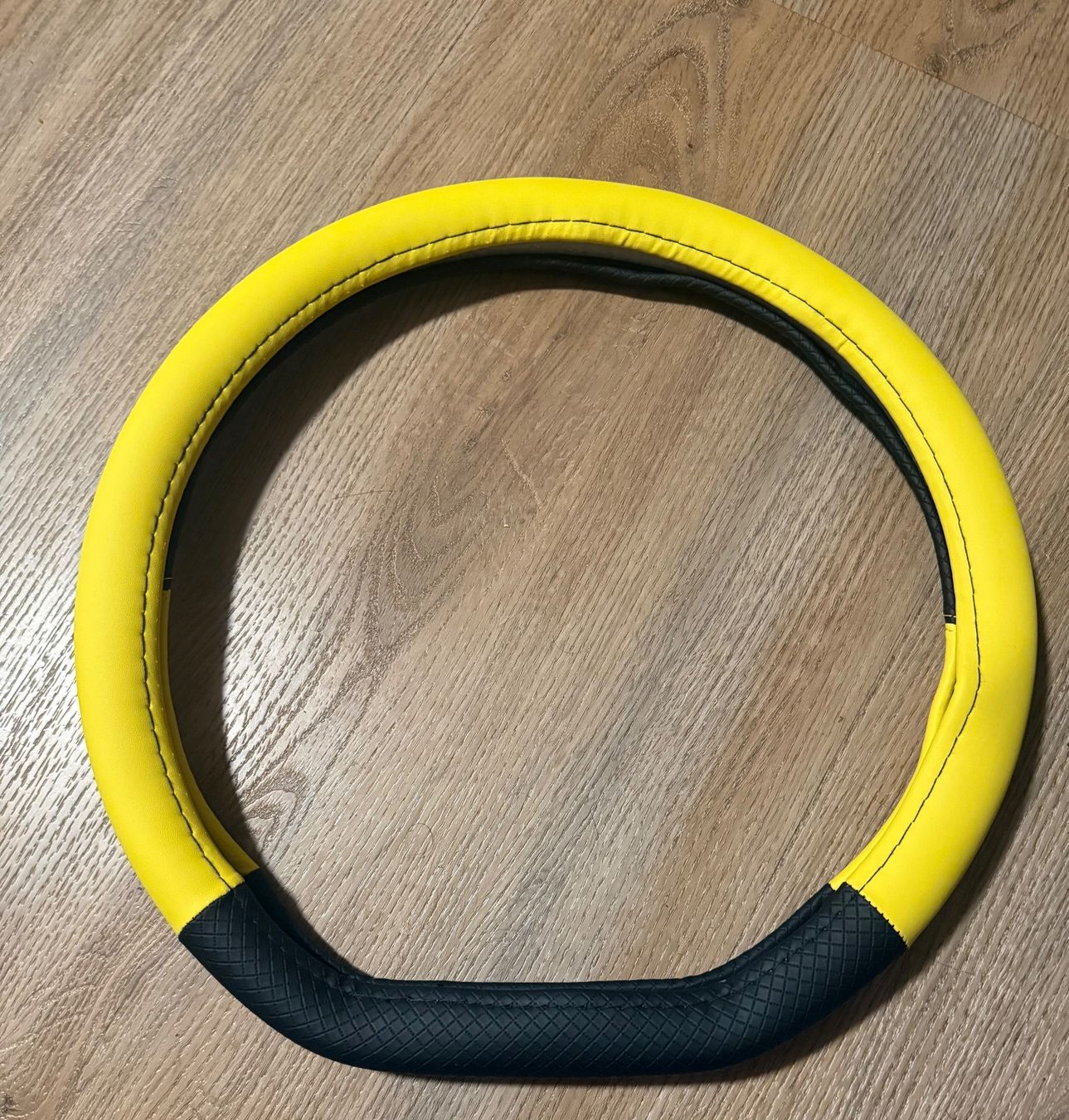 Volkswagen Accessori per altri veicoli: Neue VW gelbe Lenkradabdeckung – Nuovo e nell'imballaggio originale da Sierre venduto da Martoufo 2