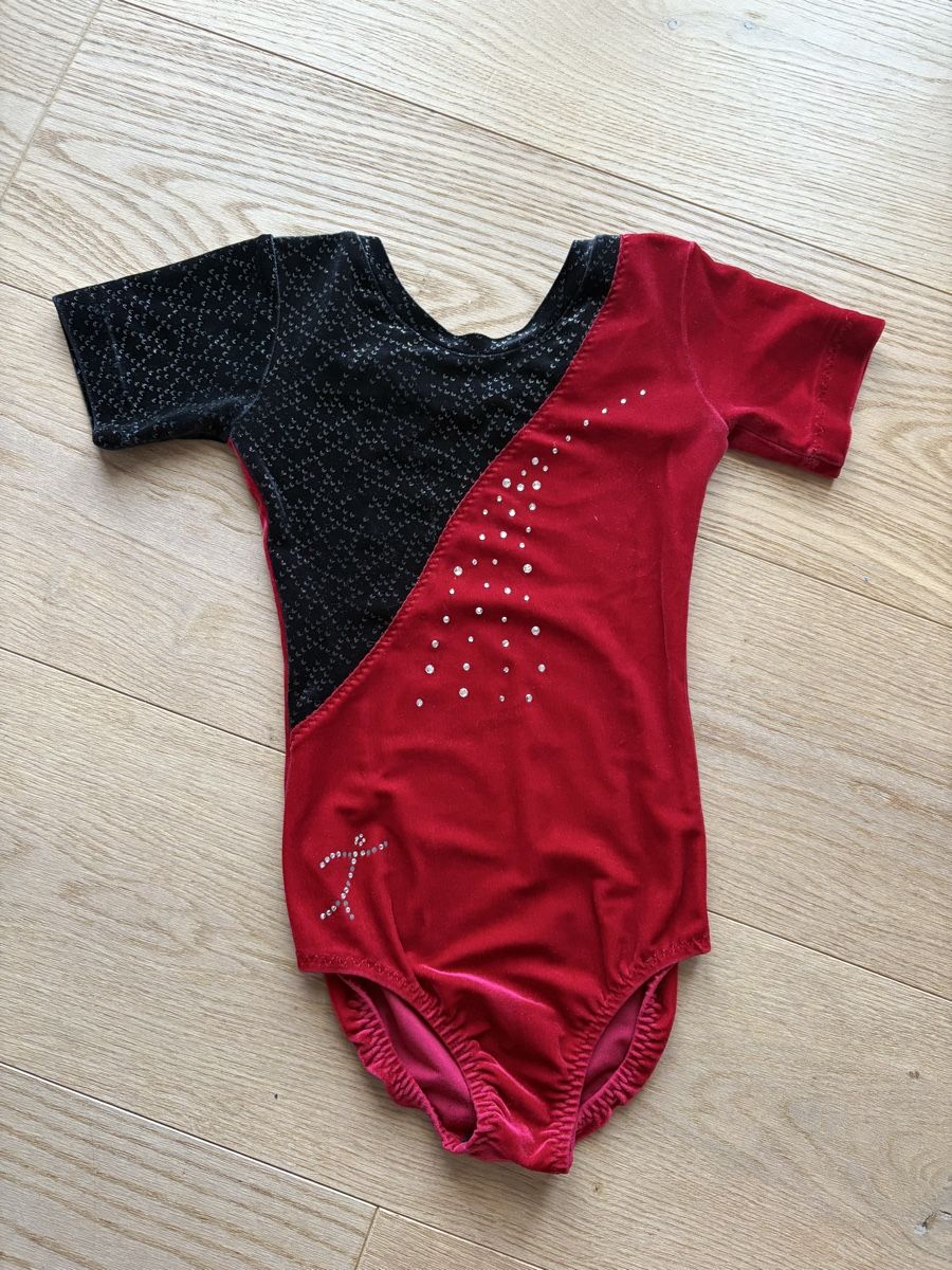Trainer, Turnhosen & -trikots: Turnanzug rot/schwarz, Gr. 122/128 Strass – Gebraucht aus Stettfurt von catwoman7