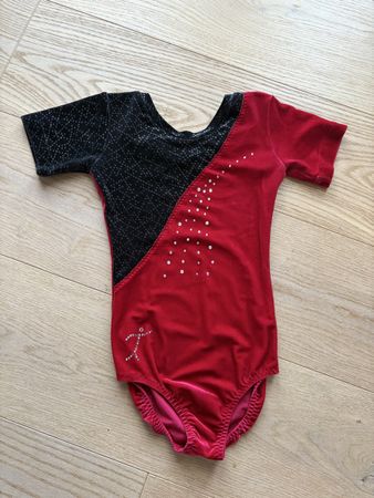 Turnanzug rot/schwarz, Gr. 122/128 Strass