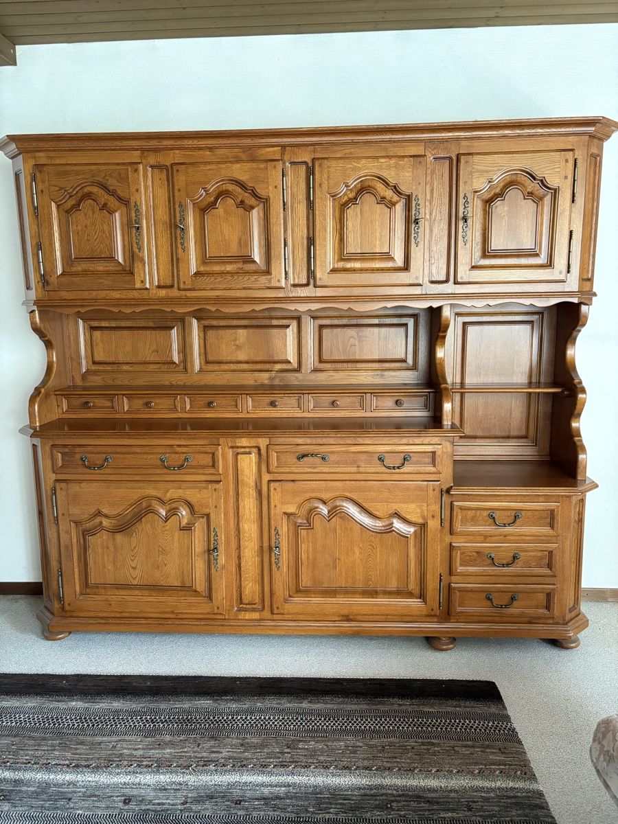 Büffets: Rustikales Buffet, Massivholz – Gebraucht aus Meiringen von Gaulihexe