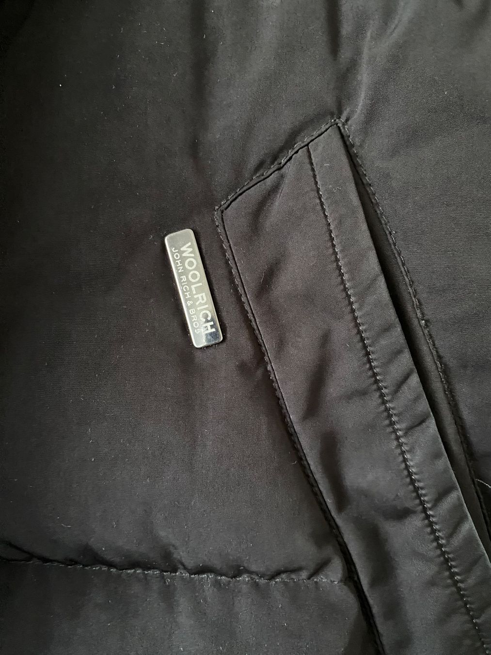 Woolrich Giacche: Schwarze Woolrich Daunenjacke – Usato da wallisellen venduto da Niccii 1