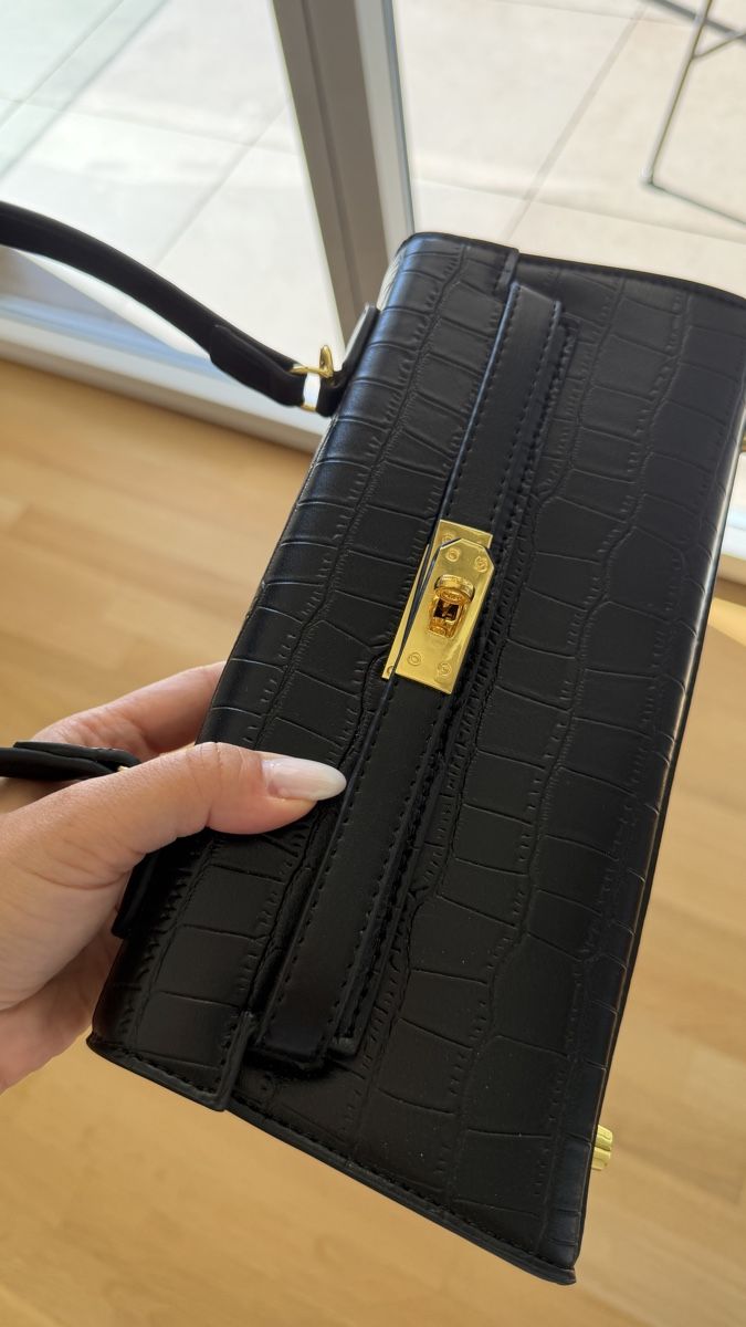 Borse: Black leather shoulder bag  – Nuovo (secondo la descrizione) da Glattpark (Opfikon) venduto da swi_wk9j 1
