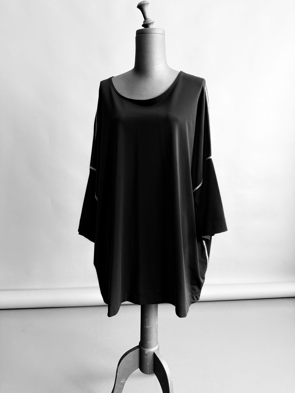Top: Zeitloses Designer-Top mit besonderer Naht – Usato da Zürich venduto da nb6_6tx5