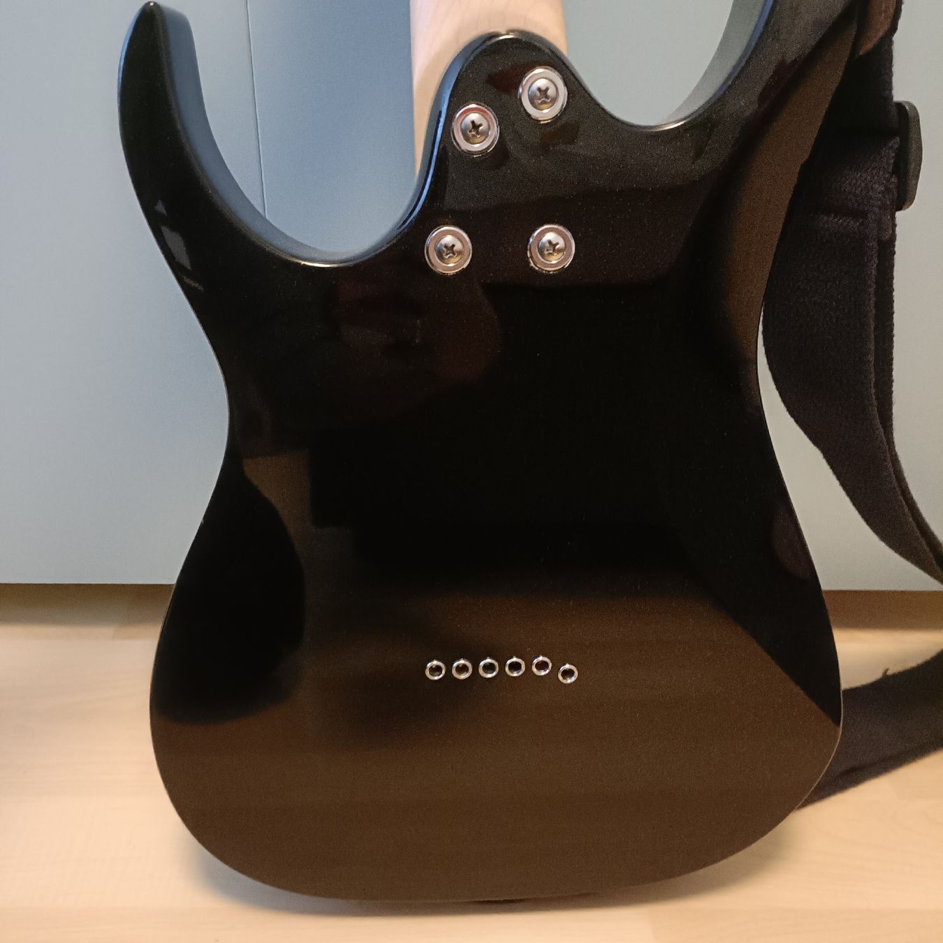 Musikinstrumente: Schwarze E-Gitarre Ibanez Gio – Neu (gemäss Beschreibung) aus Rotkreuz von mar_wn5h 1
