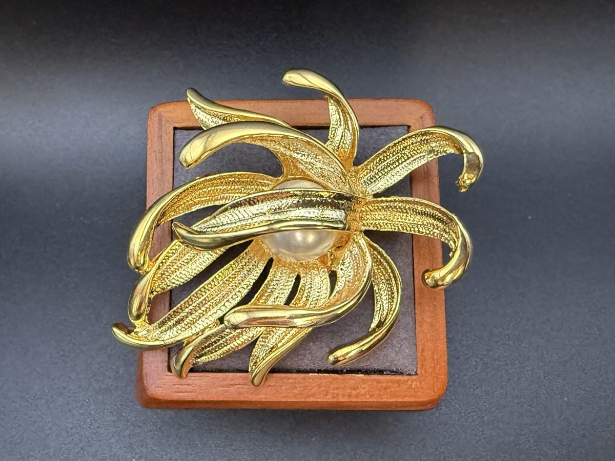 Broschen & Nadeln: Vintage-Brosche, Goldfarbe Blume mit Perle – Gebraucht aus Lamone von LaCantinaMagica 2