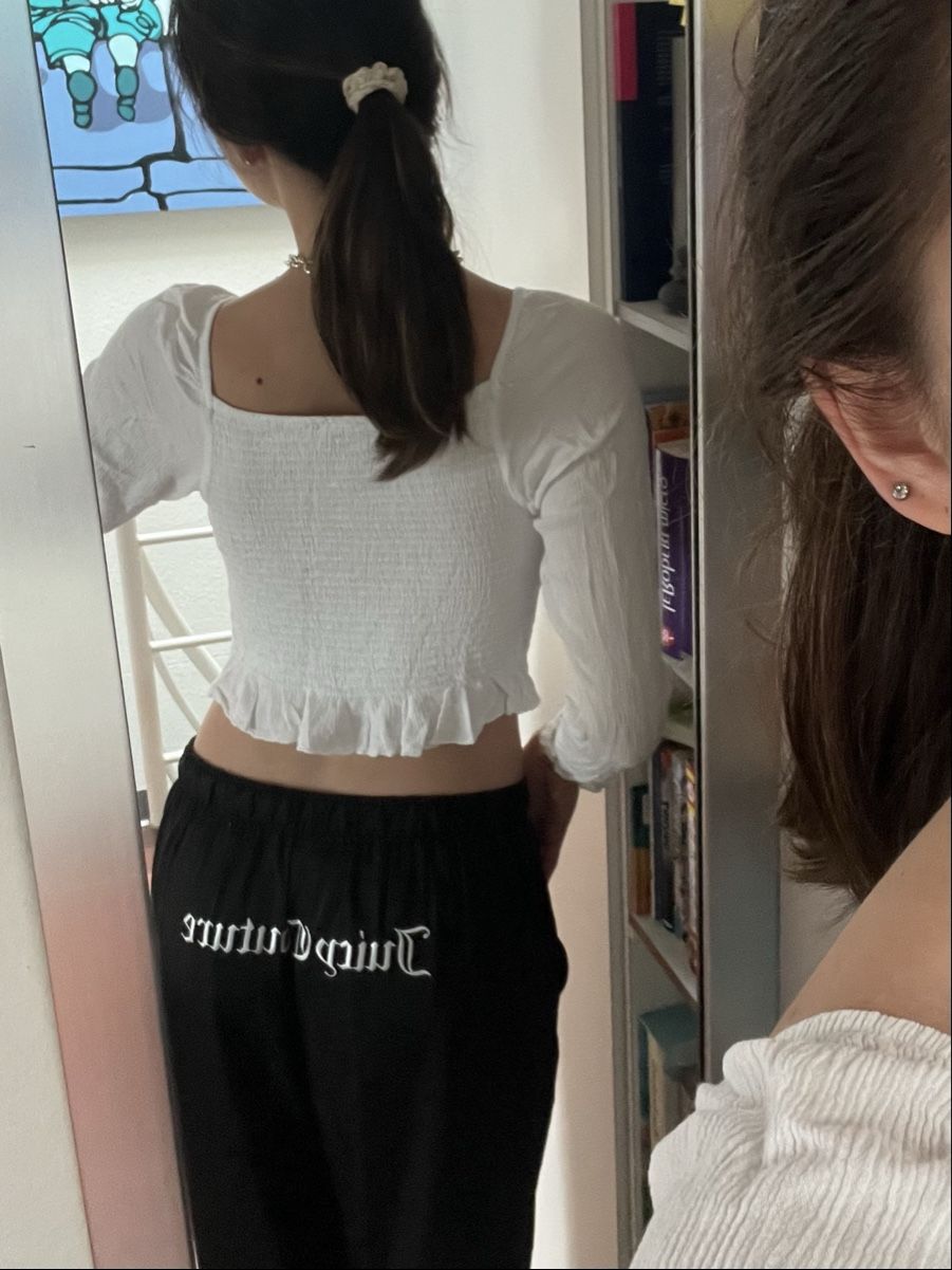 Brandy Melville Top: White Square Neck Crop Top – Usato da Cham venduto da max_q5dz 1