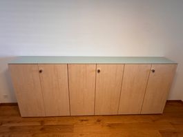 Sideboard mit Glasplatte