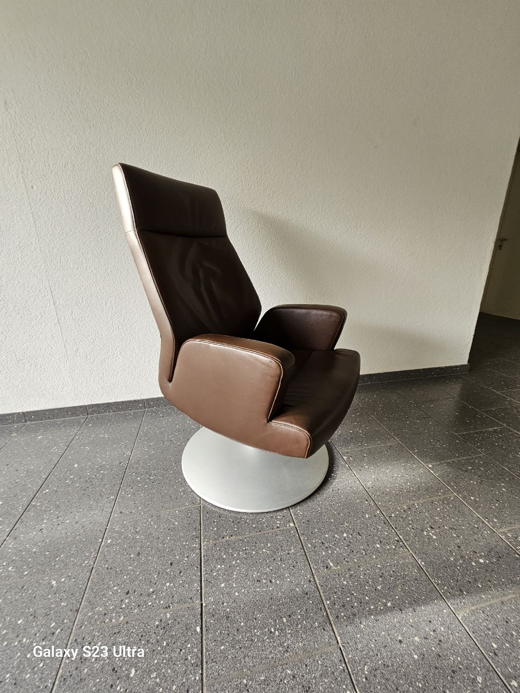 Poltrone: Brauner Leder Sessel mit Drehfuss – Usato da Zürich venduto da Troval84 4