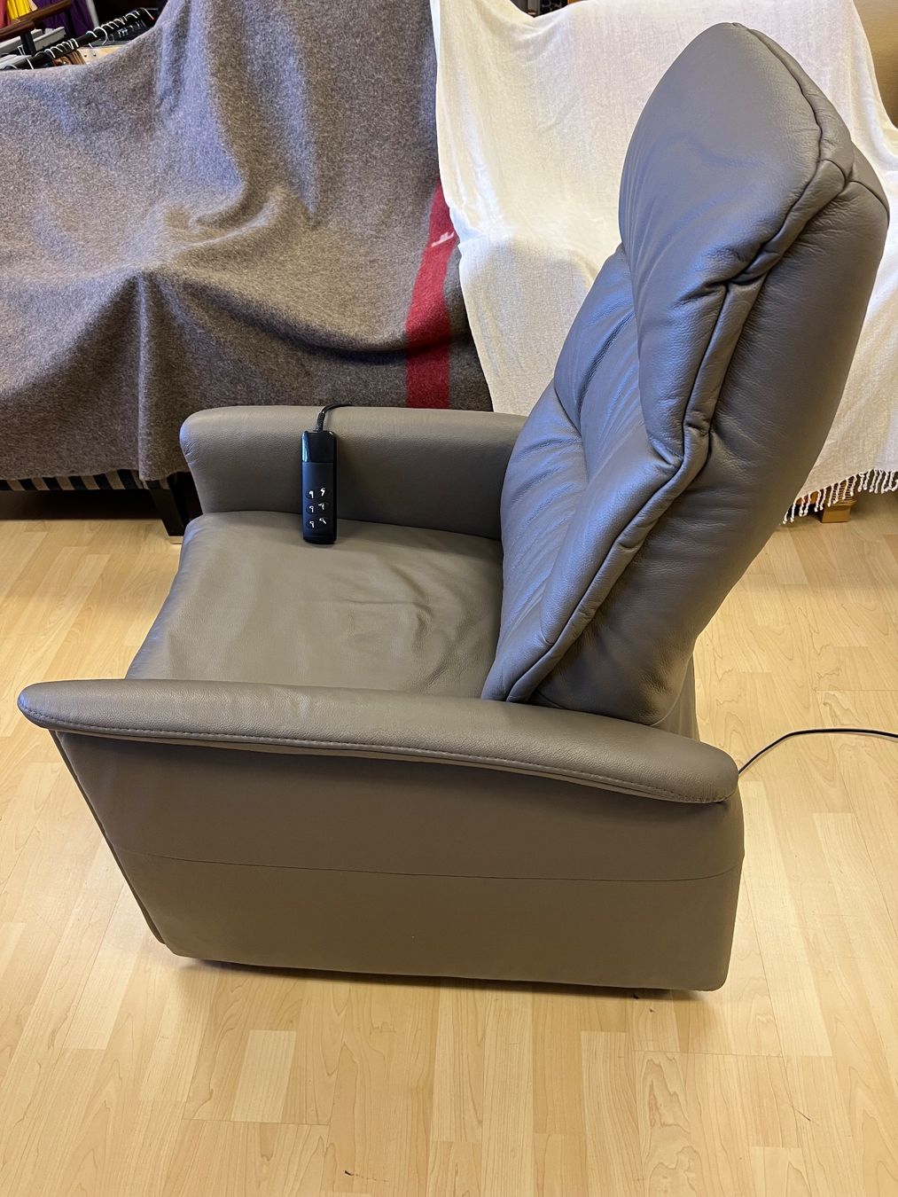 Himolla Sessel: Relaxsessel Himolla mit Aufstehhilfe – Gebraucht aus Hinterkappelen von Jackpot555 1