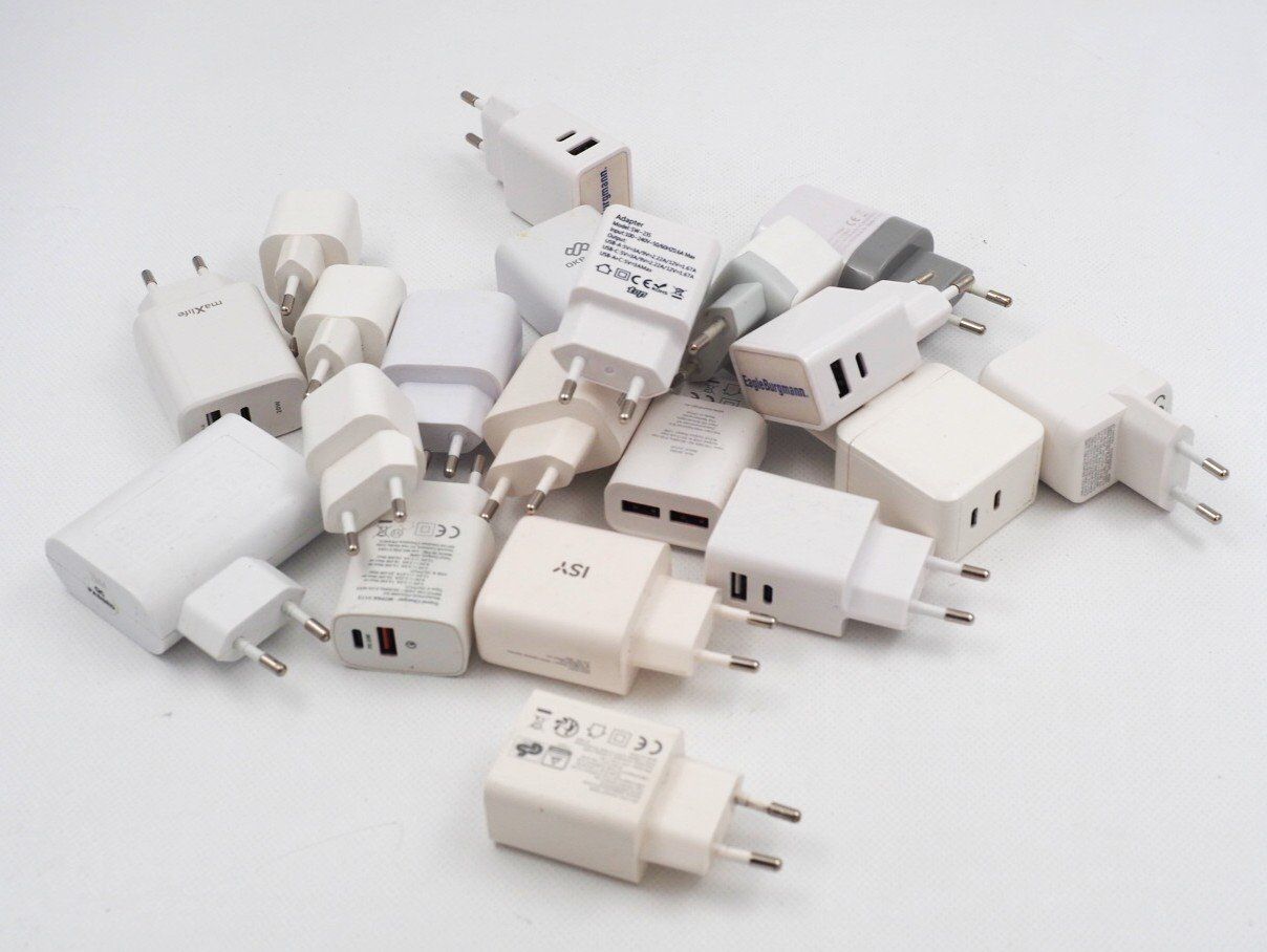 Laufwerke & Adapter: MULTI Ladeadapter 20 Stk. CH-Stecker (26073074DZ) – Gebraucht aus Zürich von fundsachenverkauf