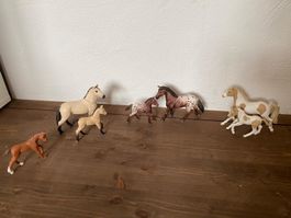 Schleich Pferde: 3 Stuten mit Fohlen und 1 einzelnes Fohlen