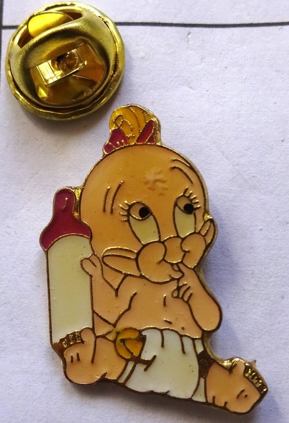 Placchette & Badge: Pin Comics Beiby mit Flasche – Usato da Utzenstorf venduto da BUtter81