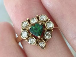 Goldring mit Smaragd und Diamanten Herzdesign