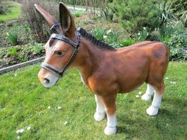 Lebensechte Braune Esel Gartenfigur für Innen und Außen