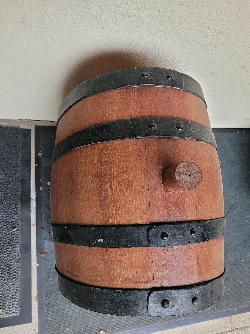 Sonstiges: Holzfass mit Wappen von Wallis und Baselland gemalt. – Gebraucht aus Pratteln von Imus66 2
