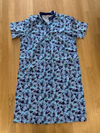 Damen Hauskleid blau gemustert kurzarm mit Knöpfen