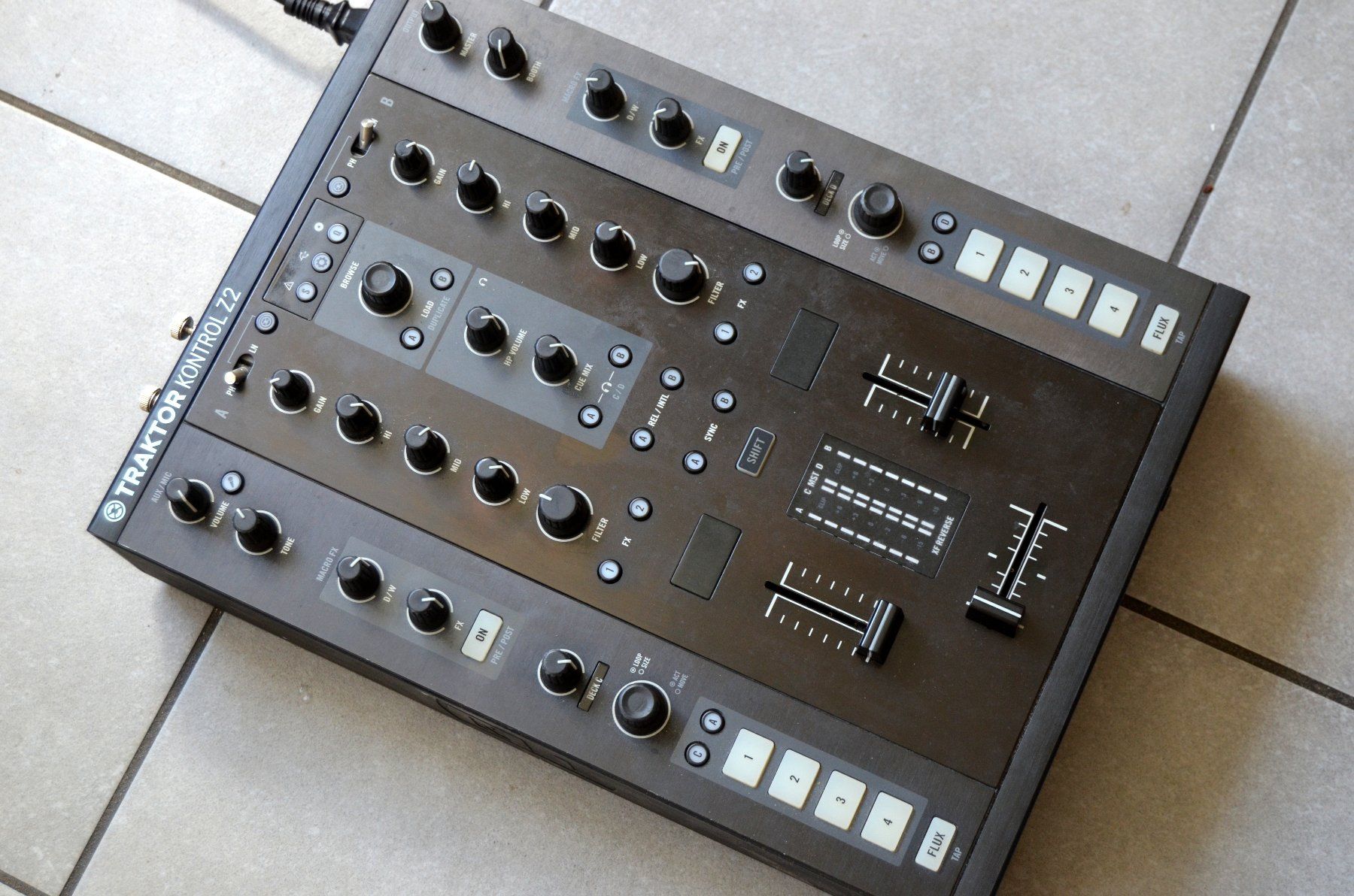 Traktor Console di mixaggio: Traktor Kontrol Z2 DJ Mixer / Table de mixage – Usato da Collonges venduto da arashee 2