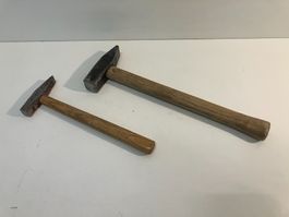 Post. mit 2 Hämmern ca. 35cm und 26cm Länge ab 1.-