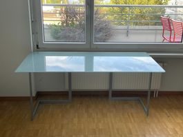 Schreibtisch mit Milchglasplatte und Metallgestell